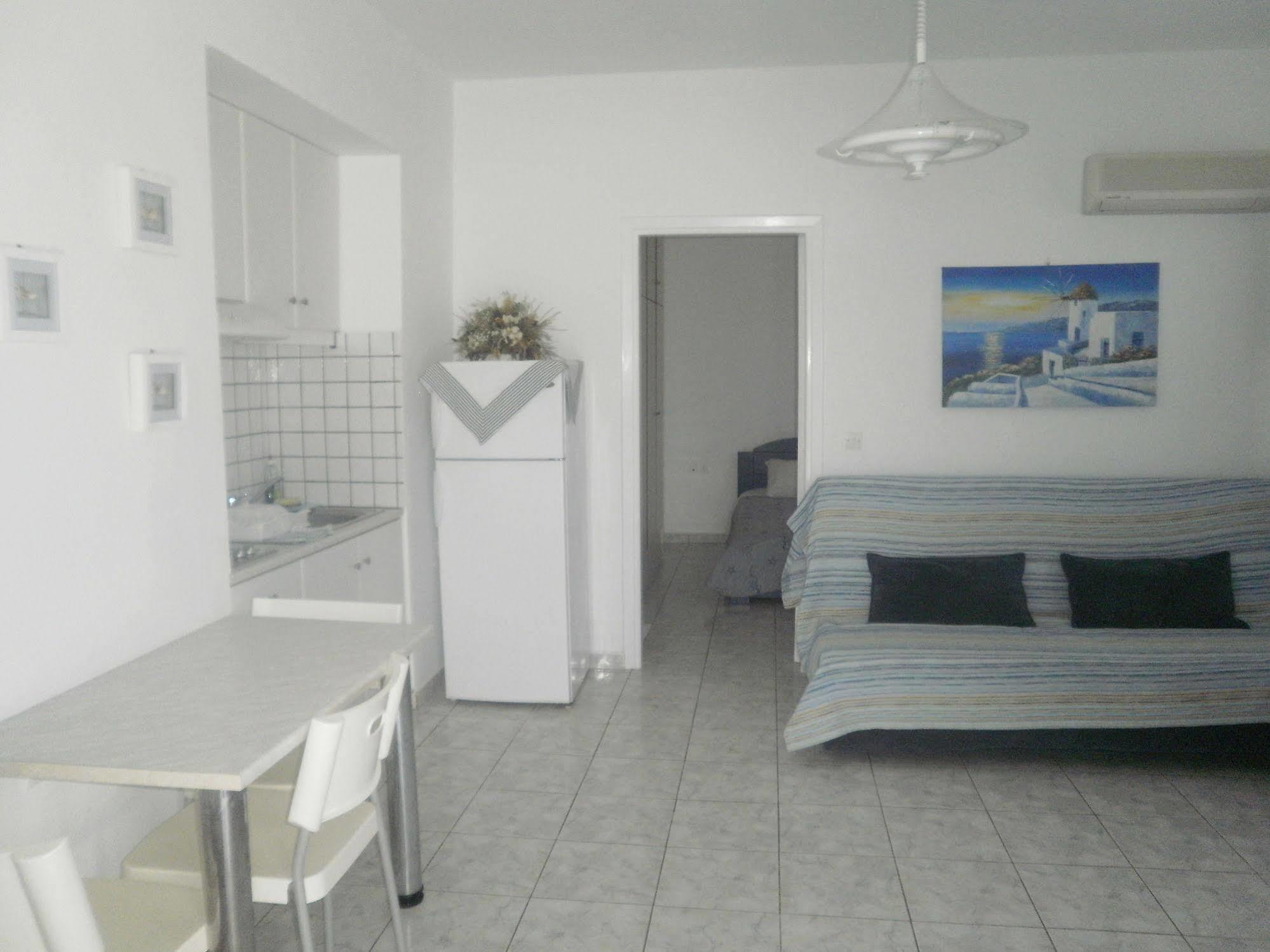 Blue And White Studios & Apartments Lefkos  ภายนอก รูปภาพ